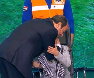 الرئيس السيسي يقبل رأس طفل مصاب فى حرب غزة بحفل "قادرون باختلاف"