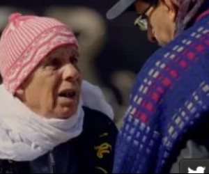 حياة كريمة.. قصة بائع ملابس بسيط يرفض مبلغا ماديا ويعطيه لآخر