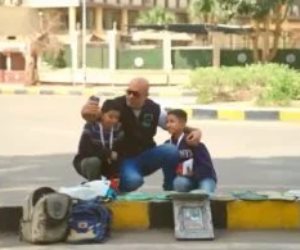 "حياة كريمة" يهديهما 20 ألف جنيه.. طفلان يصرفان على والدتهما المريضة (فيديو)