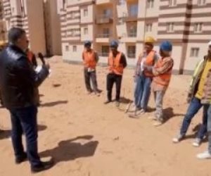 جاوب واكسب.. عمرو الليثي يفاجئ العمال بحدائق العاصمة الإدارية بمكافآت مالية
