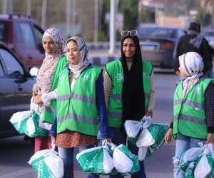 متطوعو التحالف الوطنى ينفذون مبادرة لإفطار الصائمين المسافرين على طريق القاهرة الفيوم