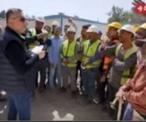 برنامج "واحد من الناس" يلتقى عمال بناء مستشفى شبين القناطر ويهديهم 10 آلاف جنيه