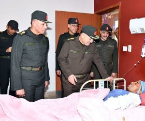 الفريق أسامة عسكر يزور عددا من المصابين بمستشفى القوات المسلحة بالحلمية للعظام والتكميل  
