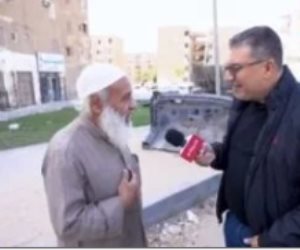 عمرو الليثي يهدي رجل عجوز 5 آلاف جنيه دعم برنامج "واحد من الناس"