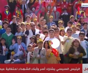 الرئيس السيسي يتوسط صورة تذكارية مع أبناء الشهداء ضمن حفل عيد الفطر