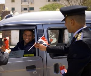 رجال الشرطة يشاركون المواطنين الاحتفال بعيد الفطر.. ويوزعون الهدايا عليهم (فيديو وصور)