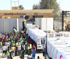 عبور 300 شاحنة مواد غذائية من معبر رفح وكرم أبو سالم لقطاع غزة