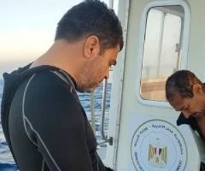 " البيئة " تعلن التحفظ على السفينة الدولية الجانحة بخليج العقبة بعد خروجها.. صور