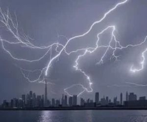 برق ورعد وتحول النهار لليل.. مشاهد من أمطار غزيرة على الإمارات "فيديو"