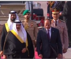 الرئيس السيسى يستقبل العاهل البحرين فى مطار القاهرة