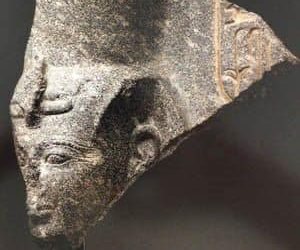 مصر تنجح فى إستعادة جزء مقتطع من تمثال جماعى للملك رمسيس الثاني 