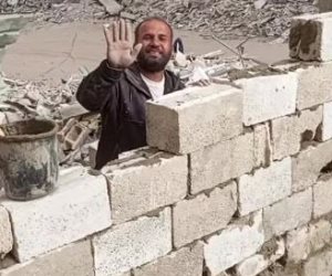 فلسطينى يعيد بناء منزله فى خان يونس بقطاع غزة بعد تدميره ( صور)