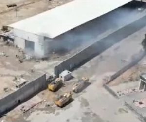 عناصر الإطفاء المصرية تتدخل للسيطرة على الحرائق فى مخازن المساعدات بالجانب الفلسطينى بعد استهدافها "فيديو"