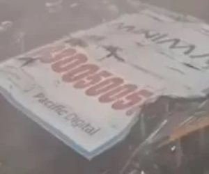مصرع 12 شخصا وإصابة 60 آخرين بسقوط لوحة إعلانية ضخمة بالهند.. فيديو