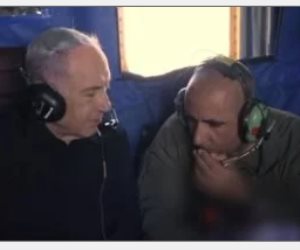 رئيس الوزراء الإسرائيلى يتفقد جوا عددا من المواقع مع إغلاق الصوت.. فيديو
