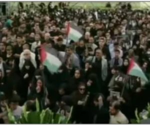 "القاهرة الإخبارية" تعرض لقطات لتجمع إيرانيين حدادا على وفاة إبراهيم رئيسي