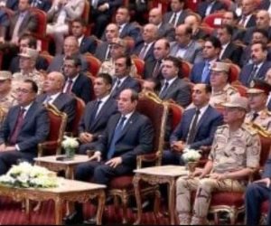 الرئيس السيسي يشاهد فيلما تسجيليا عن مشروعات التنمية في جنوب الوادي وتوشكى