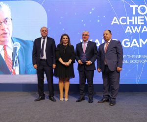 «قمة مصر للأفضل» تمنح رئيس اقتصادية قناة السويس جائزة «الإنجاز المؤسسي» لعام 2023