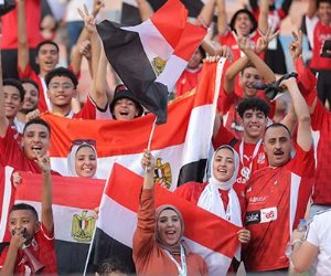 توافد الجماهير على استاد القاهرة لمؤازرة منتخب مصر أمام بوركينا فاسو (صور)