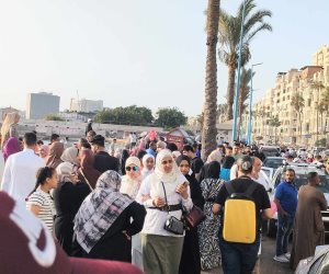 آلاف المواطنين يحتفلون على كورنيش الإسكندرية بعد صلاة عيد الأضحى (صور)