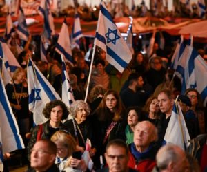 متظاهرو تل أبيب يتجهون نحو مقر نقابة العمال للضغط عليها للانضمام للاحتجاجات