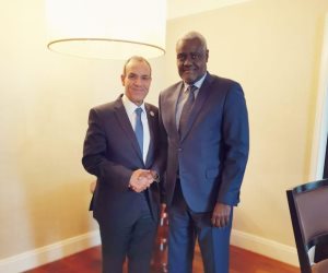 وزير الخارجية يلتقي مع رئيس مفوضية الاتحاد الأفريقي ويؤكد: دور هام في تعزيز السلم والأمن