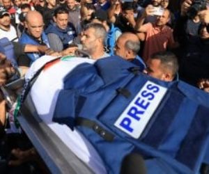إثر قصف إسرائيل لمنزله .. استشهاد صحفى وزوجته وأولاده وأمه فى جباليا