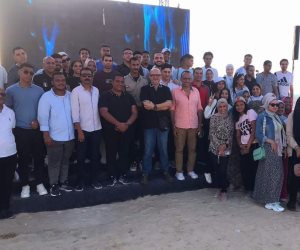 عمر طاهر مع شباب الجامعات في أول ندوة على البحر بمهرجان العلمين الجديدة