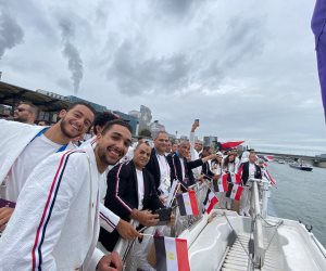 مركب بعثة مصر يصل منطقة حفل أولمبياد باريس وسط هطول الأمطار