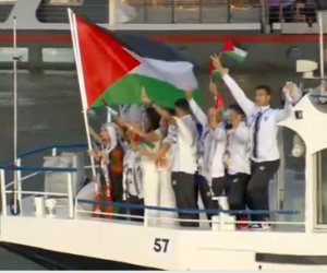 بعثة فلسطين تدخل حفل افتتاح أولمبياد باريس 2024 بالوشاح وعلامة النصر .. فيديو