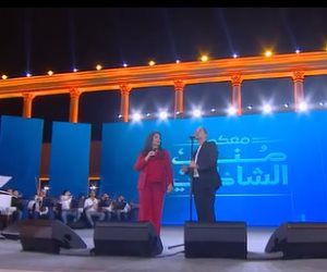 جمهور العلمين يتراقص على أغنية "رمش عينه اللى جرحنى" لمدحت صالح (فيديو)