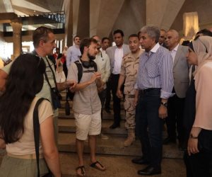 وزير السياحة يلتقي بمجموعة من الزائرين والسائحين الأجانب خلال تواجدهم بمنطقة الدرج العظيم