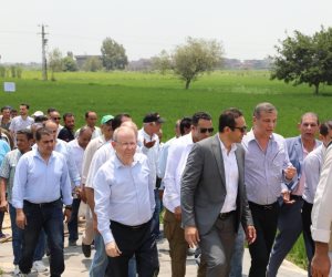 وزير الزراعة يتفقد حقول إرشادية لنظم الري الحديث باستخدام الطاقة الشمسية في دمنهور 