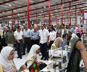 رئيس الوزراء يتفقد مصنع «أليكس اباريلز» للملابس الجاهزة.. عدد العمالة المباشرة 8500 عامل وعاملة
