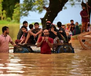 آثار التدمير فى بنجلاديش جراء الفيضانات العارمة وتضرر 4.5 مليون شخص.. فيديو