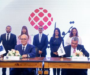 وزيرا «التخطيط والتنمية الاقتصادية والتعاون الدولي» و«الاستثمار والتجارة الخارجية» يشهدان توقيع اتفاقية بيع 100% من أسهم شركة تمويلي للمشروعات متناهية الصغر 