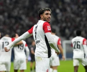 عمر مرموش يتوج بجائزة أفضل لاعب فى مباراة آينتراخت ضد البايرن