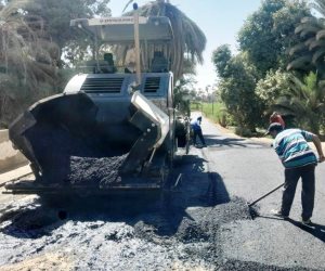 جهود حياة كريمة لتنفيذ مشروعات الرصف بقريتي الكلح والرمادي في أسوان