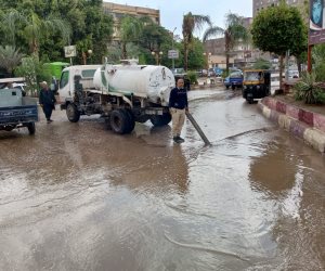 محافظ الجيزة يتابع جهود إزالة آثار الأمطار من الشوارع وتوزيع فرق العمل الميدانية