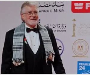  إرتداء محمود قابيل الشال الفلسطينى فى افتتاح مهرجان القاهرة