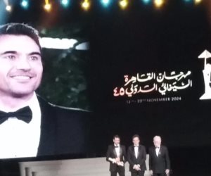   مهرجان القاهرة السينمائي يكرم أحمد عز والنجم يهديه للزعيم عادل إمام في دورته الـ45