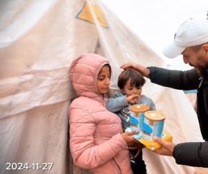 «عظيمة يا مصر يا أرض النعم والكرم».. دعما لأهل فلسطين توزيع كراتين ألبان على أطفال غزة