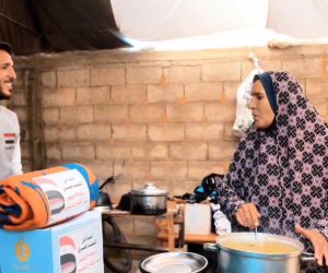 نازحة فلسطينية تحضر غذاء أبنائها من المساعدات المصرية: طول عمر الشعب المصري في ضهرنا والله يبارك في الرئيس السيسي (فيديو)