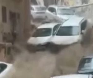 إعصار وسيول تضرب مكة المكرمة والمياه تجرف السيارات فى الشوارع.. فيديو