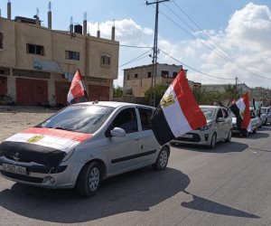 وقفات جماهيرية في شارع صلاح الدين في دير البلح دعماً للموقف المصري برفض تهجير سكان غزة