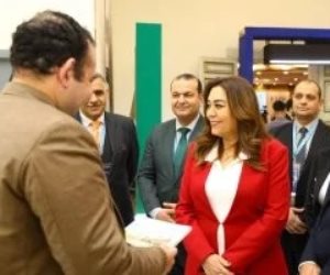 وزيرة التنمية المحلية تتفقد أجنحة الشركات في المعرض التكنولوجي بالدورة التدريبية