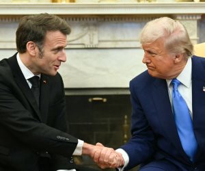 ترامب يهدد ماكرون بفرض رسوم جمركية بنسبة 100% على النبيذ الفرنسى.. اعرف تفاصيل الأزمة
