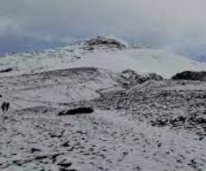 انهيار جليدي يحاصر 30 سائحًا على بركان كوتوباكسي في الإكوادور.. فيديو