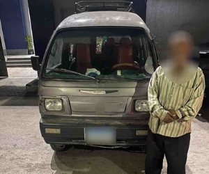 ضبط سائق سمح لطفل بالجلوس أعلى سقف السيارة بالإسكندرية