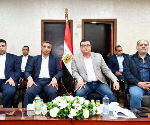 وزير الإسكان يعقد اجتماعاً بمقر جهاز مدينة السويس الجديدة لمتابعة المشروعات التنموية بالمدينة